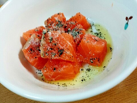 酒のアテ＊ごま油と砂糖と塩で食べるサーモン刺身